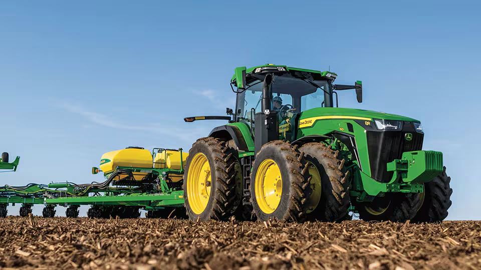 8 Series Row Crop Tractors